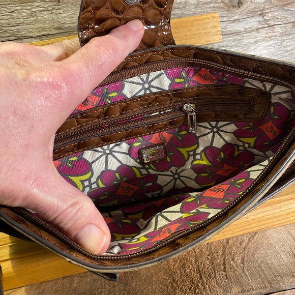 NWOT 90s Inspired GUESS Clutch Purse in Faux Ostrich/Alligator - Beauty - Picture 5 of 10